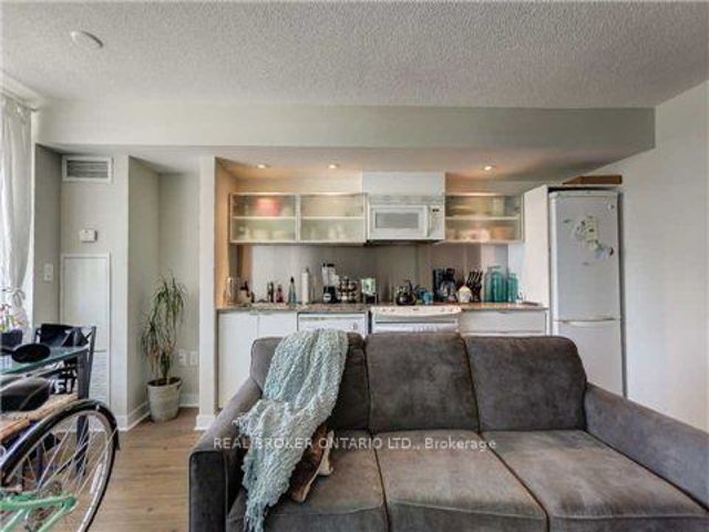 1010 - 4K Spadina Ave