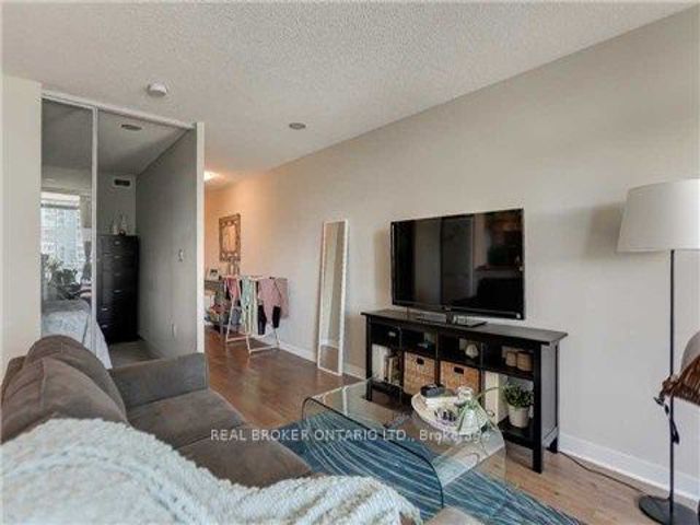 1010 - 4K Spadina Ave