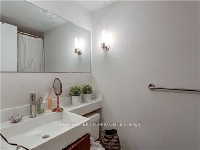 1010 - 4K Spadina Ave