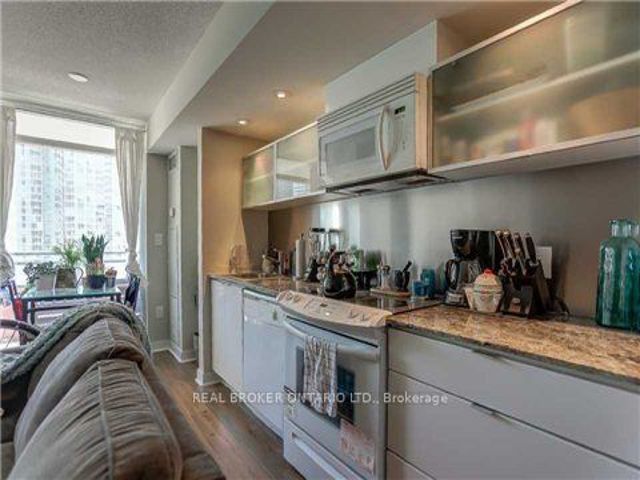 1010 - 4K Spadina Ave