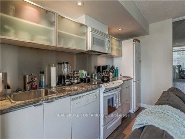 1010 - 4K Spadina Ave