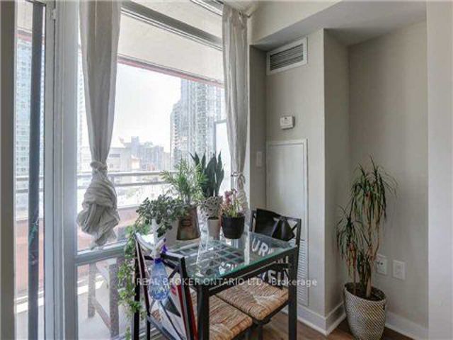 1010 - 4K Spadina Ave