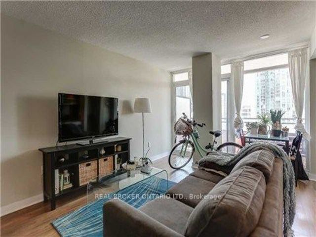 1010 - 4K Spadina Ave