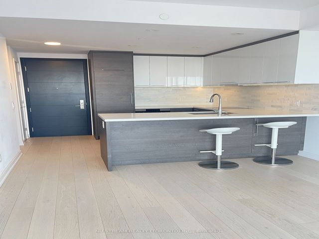 3312 - 488 University Ave W