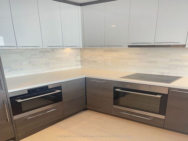 3312 - 488 University Ave W