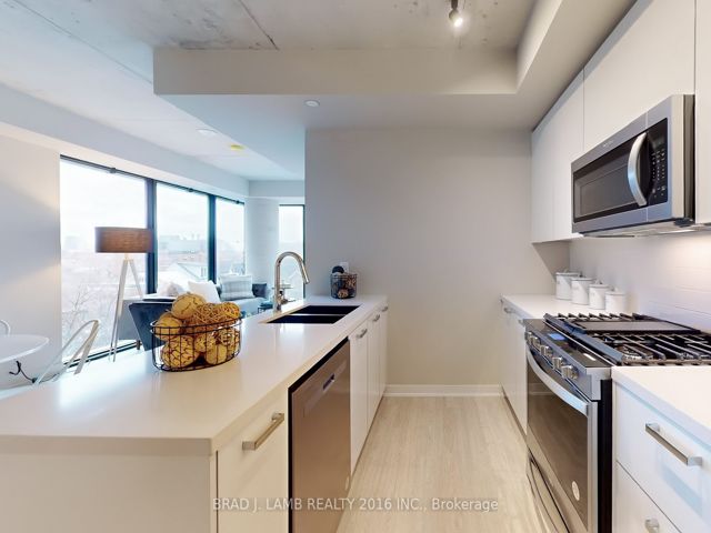 318 - 195 McCaul St