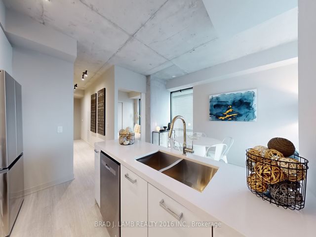 318 - 195 McCaul St
