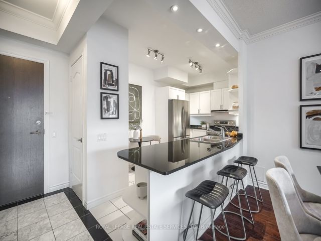 811 - 18 William Carson Cres