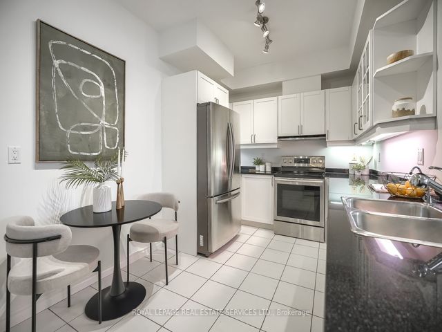 811 - 18 William Carson Cres