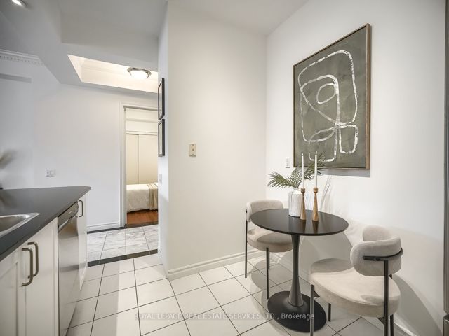 811 - 18 William Carson Cres