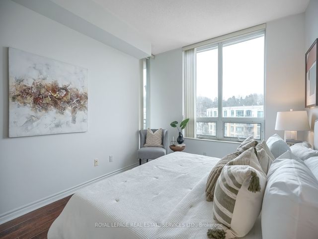 811 - 18 William Carson Cres