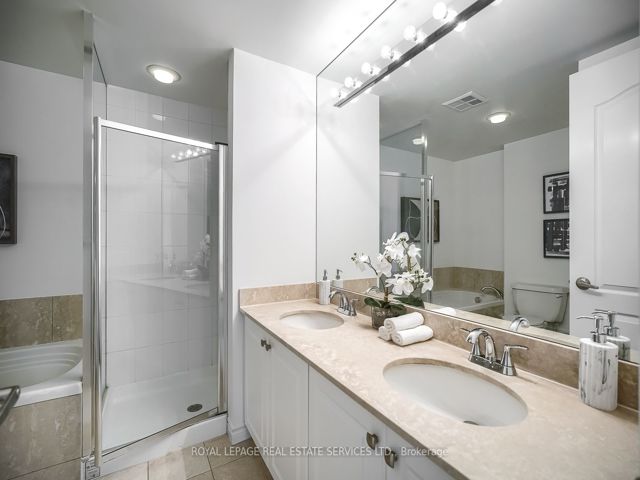 811 - 18 William Carson Cres