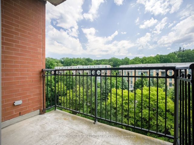 811 - 18 William Carson Cres