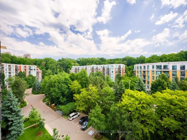 811 - 18 William Carson Cres