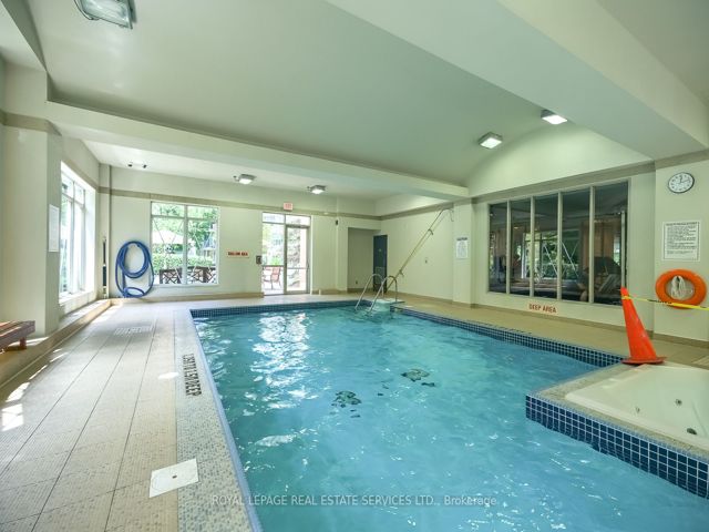 811 - 18 William Carson Cres