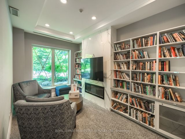 811 - 18 William Carson Cres