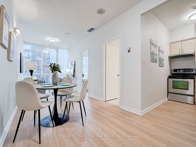 808 - 393 King St W