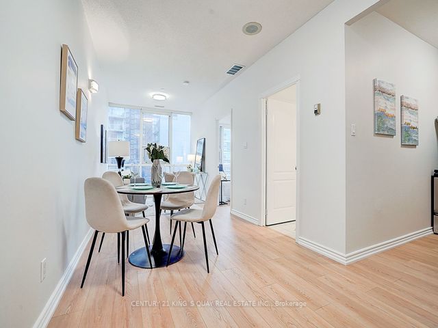808 - 393 King St W