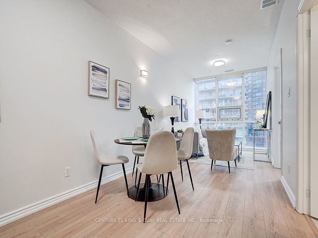 808 - 393 King St W
