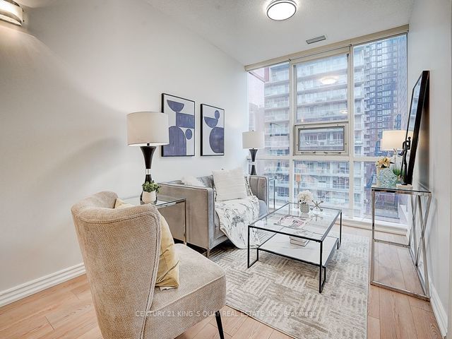 808 - 393 King St W