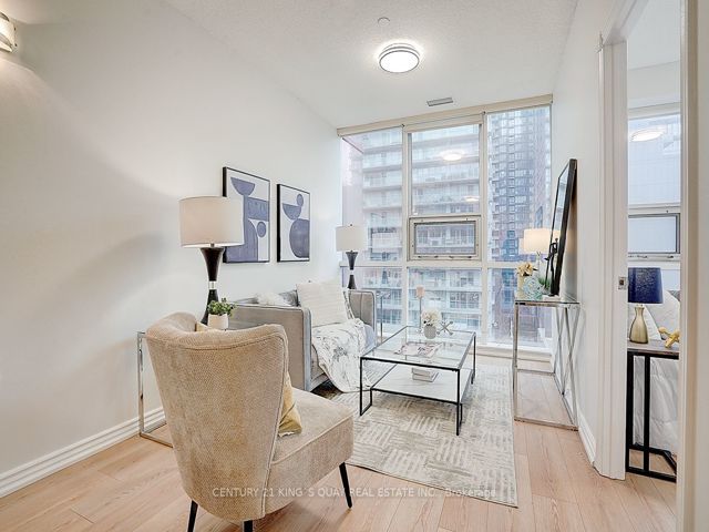 808 - 393 King St W