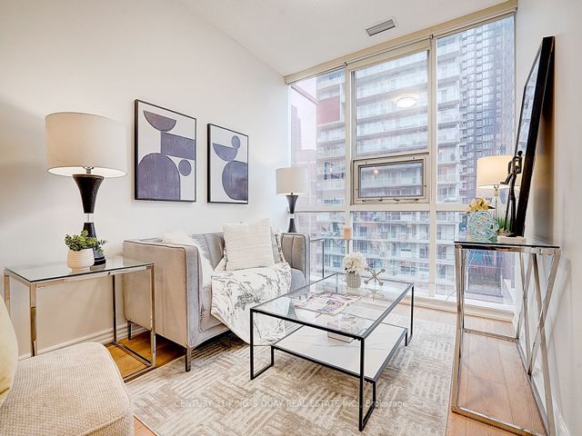 808 - 393 King St W