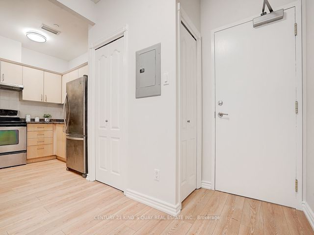 808 - 393 King St W