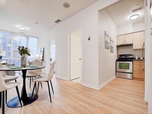 808 - 393 King St W