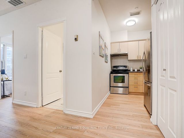 808 - 393 King St W
