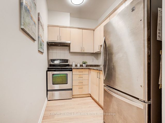 808 - 393 King St W
