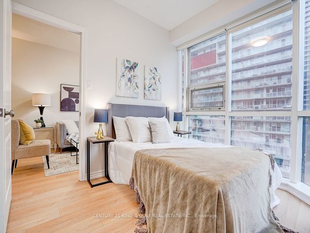 808 - 393 King St W