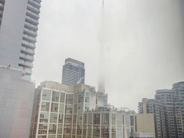808 - 393 King St W