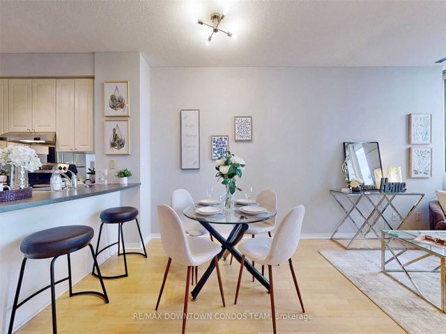 806 - 555 Yonge St