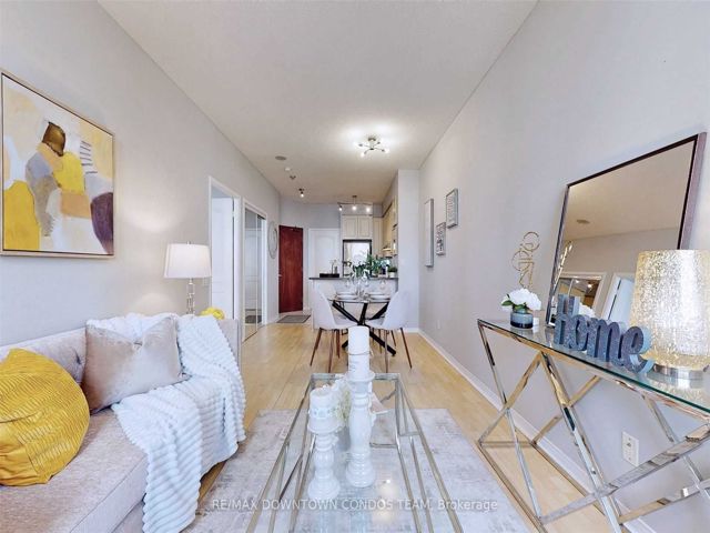 806 - 555 Yonge St