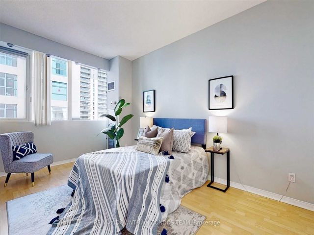 806 - 555 Yonge St