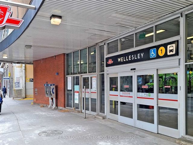 806 - 555 Yonge St
