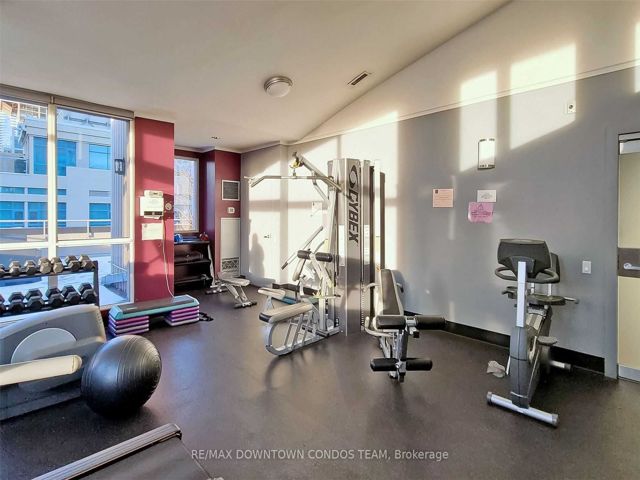 806 - 555 Yonge St