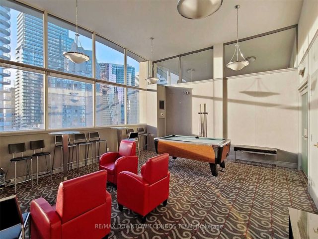 806 - 555 Yonge St