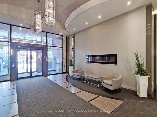 806 - 555 Yonge St