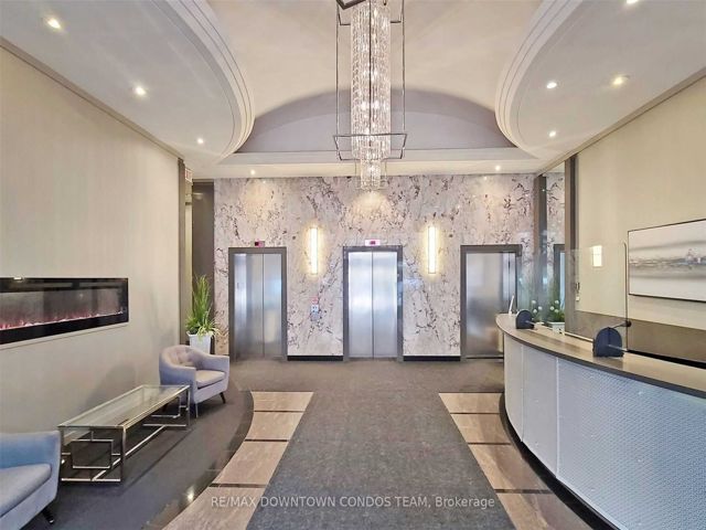 806 - 555 Yonge St