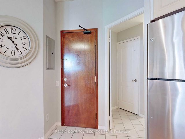 806 - 555 Yonge St