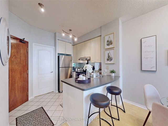806 - 555 Yonge St