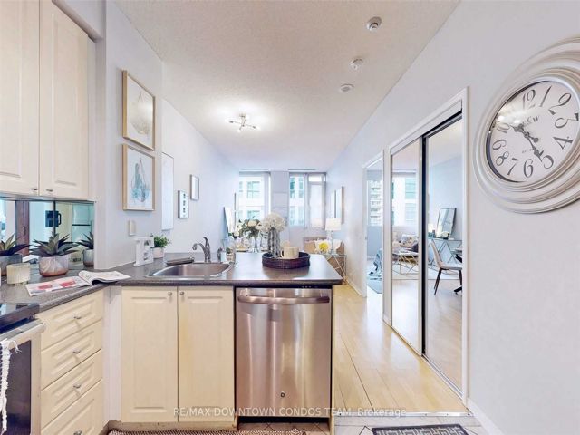 806 - 555 Yonge St