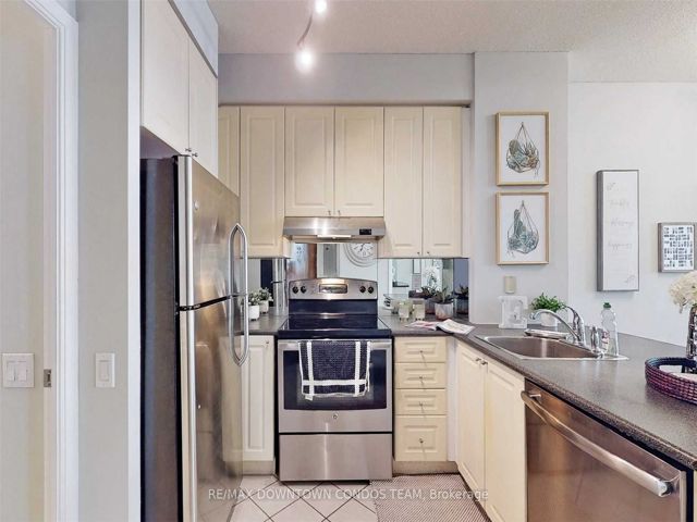 806 - 555 Yonge St