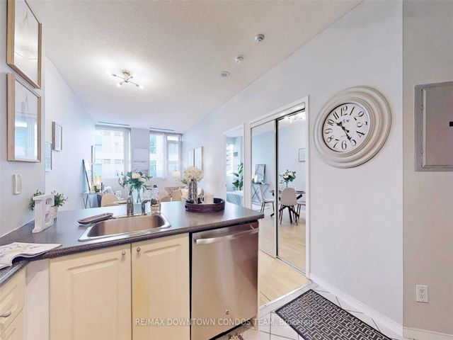 806 - 555 Yonge St