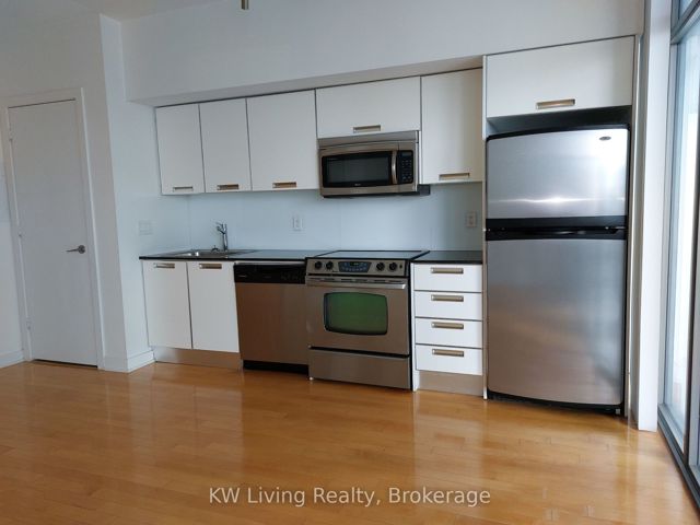 2412 - 33 Charles St E