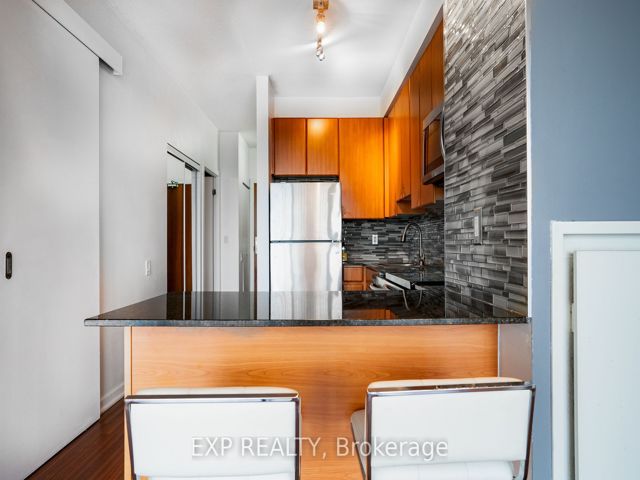 701 - 30 Canterbury Pl