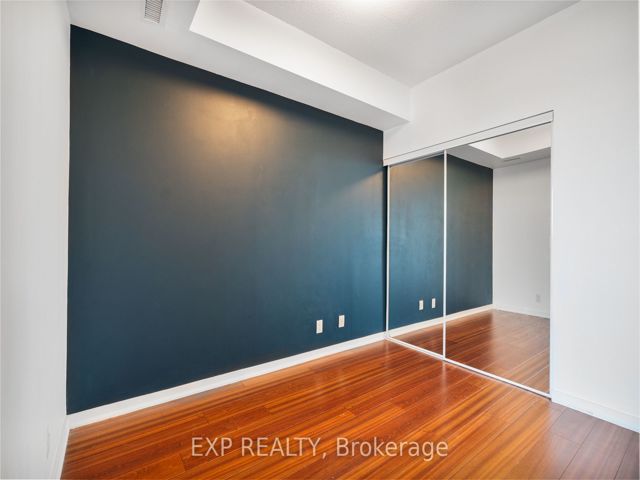 701 - 30 Canterbury Pl