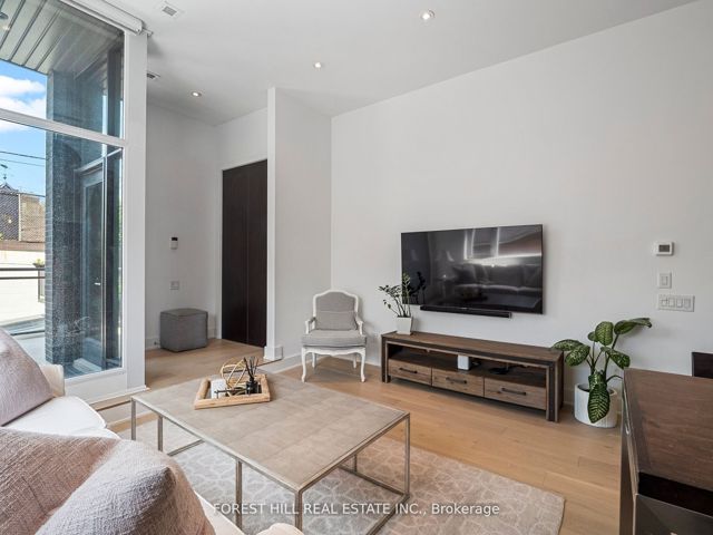 112 - 483 Dupont St
