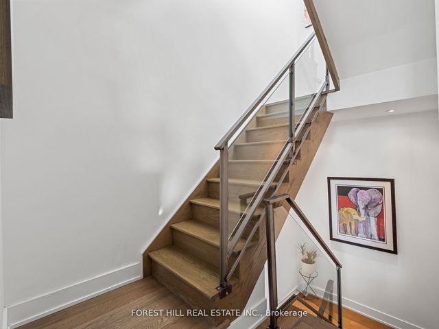 112 - 483 Dupont St